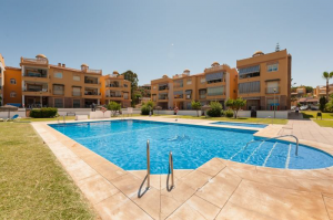 Vores ferielejlighed er den øverste i venstre hjørne, når vi ser på bygningen til højre